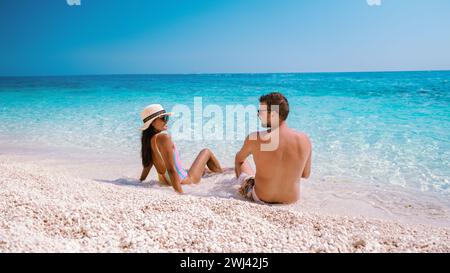 Golfo di Orosei Sardina, hommes et femmes sur la plage Sardaigne Italie, Banque D'Images