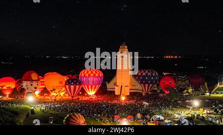 Vue aérienne de montgolfières faisant une lueur de montgolfière avec une navette spatiale la nuit lors d'une nuit d'été Banque D'Images