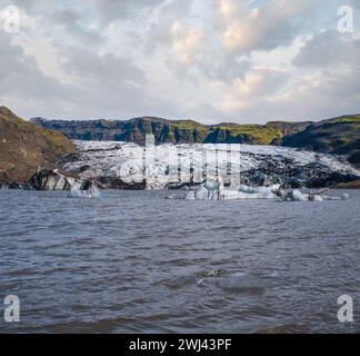 Glacier de Solheimajokull dans le sud de l'Islande. La langue de ce glacier glisse du volcan Katla. Beau lac glaciaire décalage Banque D'Images