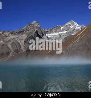 Brouillard matinal sur le lac DUDH Pokhari. Col Renjo, Gokyo. Banque D'Images