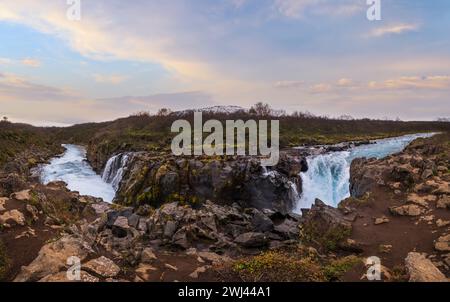 Vue sur la cascade pittoresque de Hlauptungufoss en automne. La saison change dans les Highlands du sud de l'Islande. Banque D'Images