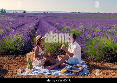 Couple marchant dans un champ de lavande en France à Valensole Provence Banque D'Images