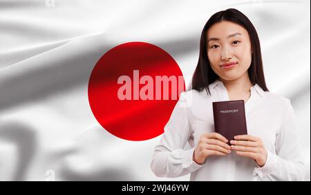 L'immigration. Femme avec passeport contre le drapeau national du Japon, espace pour le texte. Conception de bannière Banque D'Images