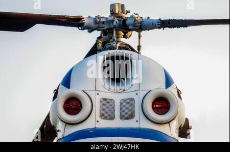 Cockpit d'un vieil hélicoptère blanc avec des pales d'hélice Banque D'Images