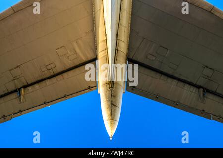 Ailes d'un grand avion de ligne sur fond bleu Banque D'Images