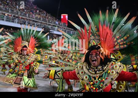 Rio de Janeiro, Brésil. 12 février 2024. Les fêtards participent au défilé du carnaval à Rio de Janeiro, Brésil, le 12 février 2024. Crédit : Zhou Yongsui/Xinhua/Alamy Live News Banque D'Images