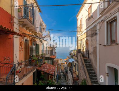 Vue sur une rue étroite du village dans Pizzo Calabro dans un style typiquement italien shabby chic Banque D'Images