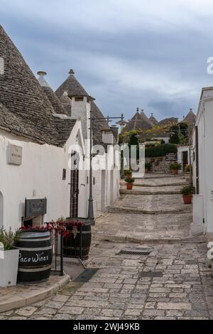 Vue détaillée des maisons et cabanes typiques de Trulli dans le quartier Rione Monti d'Alberobello Banque D'Images