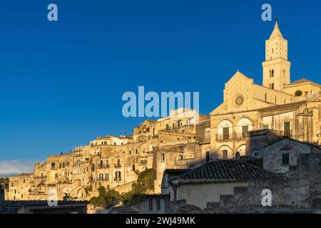 Vue sur la cathédrale historique de Maratea et les maisons en pierre des Sassi di Matera dans la lumière dorée chaude du soir Banque D'Images