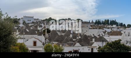 Vue sur le quartier Rione Monti d'Alberobello avec ses huttes et maisons historiques de Trulli Banque D'Images