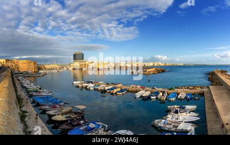 Vue sur le port et le port de plaisance de Gallipoli dans les Pouilles Banque D'Images