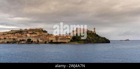 Panorama urbain du port et de la vieille ville de Portoferraio sur l'île d'Elbe Banque D'Images