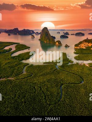 Sametnangshe, vue sur les montagnes dans la baie de Phangnga avec forêt de mangroves dans la mer d'andaman en Thaïlande Banque D'Images