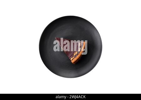 Gâteau au chocolat délicieux, frais et sucré avec des noix coupées en tranches Banque D'Images