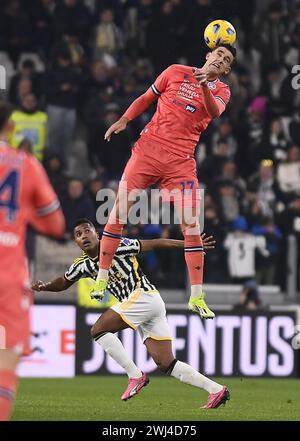 Turin, Italie. 12 février 2024. Lorenzo Lucca (R) d'Udinese se bat pour une tête lors d'un match de football de Serie A entre le FC Juventus et l'Udinese à Turin, Italie, le 12 février 2024. Crédit : Federico Tardito/Xinhua/Alamy Live News Banque D'Images