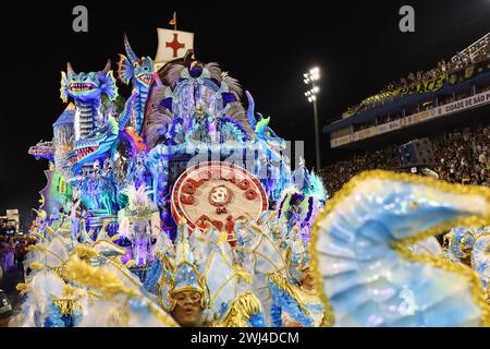 Membres de l'école Colorado do Brás Samba lors du défilé du carnaval Access Group à Anhembi Sambadrome, dans la région nord de São Paulo, le 11 février 2024. Crédit : Brazil photo Press/Alamy Live News Banque D'Images