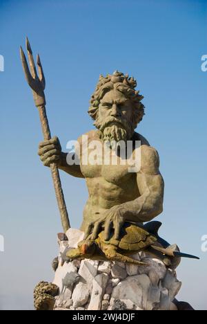 Statue du roi Neptune de -34 pieds de haut moulée en bronze par le procédé de cire perdue - sur la promenade de 3 Mile de Resort Beach - Virginia Beach, Virginie Banque D'Images