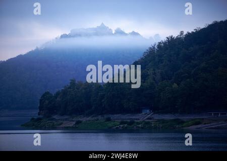 Edersee avec vue sur le château perché Château Waldeck dans la brume matinale, Edertal, Allemagne Banque D'Images