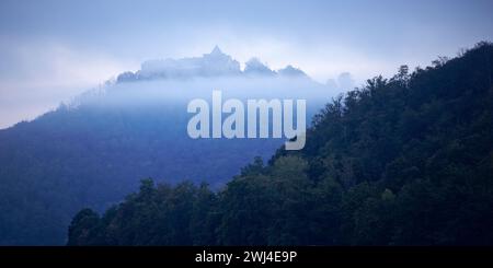 Vue sur le château perché Château Waldeck dans la brume matinale, Edertal, Hesse, Allemagne, Europe Banque D'Images