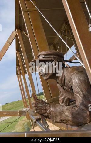 Orville Wright pilote le Wright Brother's Flyer qui a volé 12 secondes le 17 décembre 1903 pour le premier vol motorisé contrôlé au monde Banque D'Images
