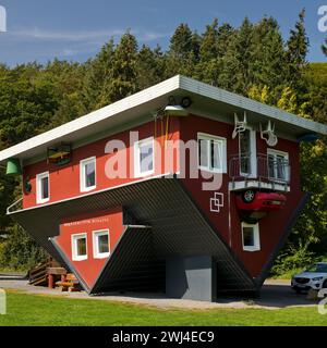 Maison groovy sur l'Edersee, maison à l'envers, monde à l'envers, Edertal, Hesse, Allemagne, Europe Banque D'Images