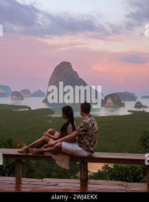 Couple regardant le lever du soleil au point de vue Sametnangshe des montagnes dans la baie de Phangnga Thaïlande Banque D'Images