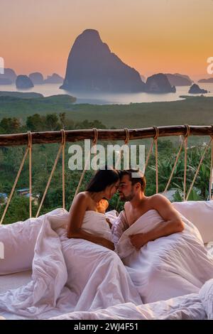 Un couple dans une chambre extérieure à Sametnangshe point de vue des montagnes dans la baie de Phangnga Thaïlande Banque D'Images