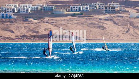 Trois surfeurs s'affrontent dans la mer Rouge dans le lagon en Egypte Dahab Banque D'Images