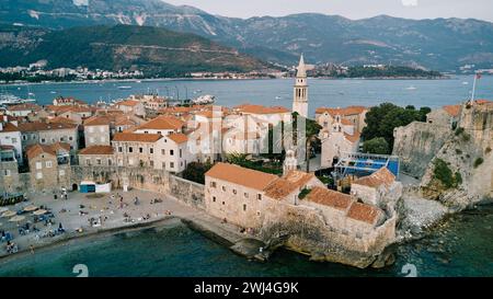 Murs de forteresse en pierre de la vieille ville près du haut clocher. Budva, Monténégro. Drone Banque D'Images