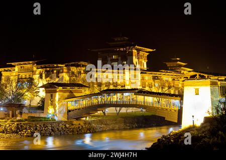 Punakha Dzong avec pont en porte-à-faux traditionnel mis en évidence la nuit. Banque D'Images