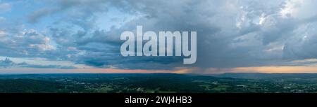 Une belle vue aérienne panoramique sur les nuages et le coucher de soleil sur les belles terres agricoles verdoyantes du comté de Lancaster, en Pennsylvanie. Banque D'Images