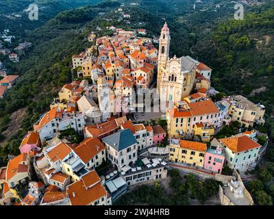 Vue aérienne du village de Cervo sur la Riviera italienne dans la province d'Imperia Banque D'Images