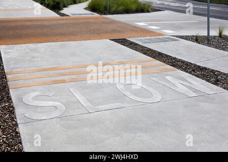 Gros plan d'un panneau de marquage lent sur la rue. Banque D'Images