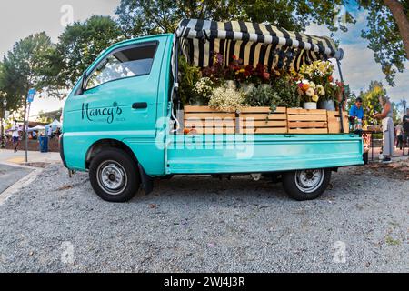 Suwanee, GA / USA - 4 août 2023 : un camion de fleurs mignon plein de fleurs à vendre est garé à un festival local le 4 août 2023 à Suwanee, GA. Banque D'Images