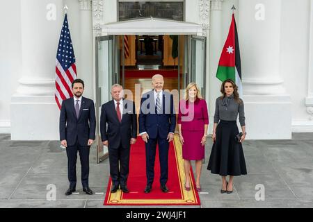 Washington, États-Unis d'Amérique. 12 février 2024. Washington, États-Unis d'Amérique. 12 février 2024. Le président américain Joe Biden, au centre, accueille le roi de Jordanie Abdullah II, pour des entretiens sur la situation dans la bande de Gaza à la Maison Blanche, le 12 février 2024 à Washington, DC de gauche à droite: le prince héritier de Jordanie Al Hussein bin Abdullah II, le roi de Jordanie Abdullah II, le président des États-Unis Joe Biden, la première dame des États-Unis Jill Biden et la reine de Jordanie Rania Al Abdullah. Crédit : Oliver Contreras/White House photo/Alamy Live News Banque D'Images