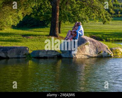 Un beau jeune couple interracial pose pour leurs photographies d'engagement en extérieur Banque D'Images