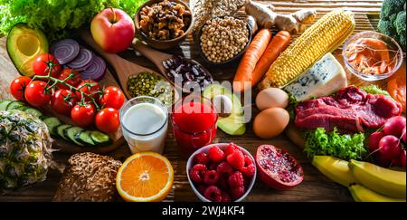Une variété de produits alimentaires représentant une alimentation équilibrée Banque D'Images