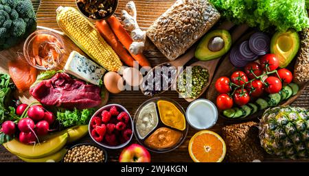 Une variété de produits alimentaires représentant une alimentation équilibrée Banque D'Images