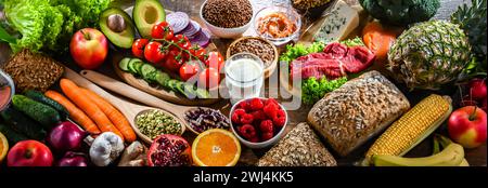 Une variété de produits alimentaires représentant une alimentation équilibrée Banque D'Images