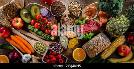Une variété de produits alimentaires représentant une alimentation équilibrée Banque D'Images