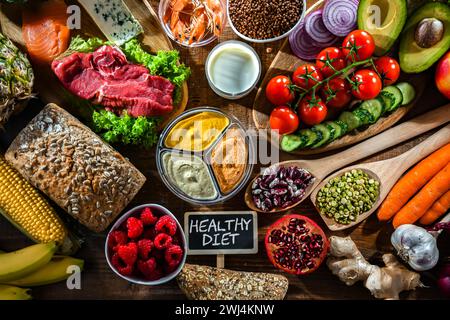 Une variété de produits alimentaires représentant une alimentation équilibrée Banque D'Images