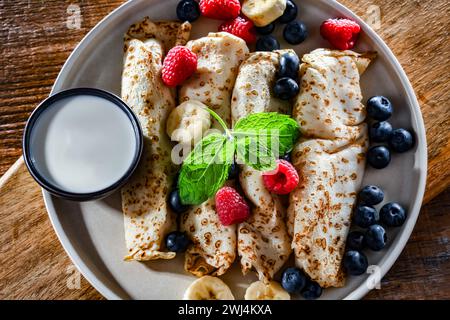 Une assiette de crêpes polonaises faites maison remplies de fromage cottage sucré Banque D'Images