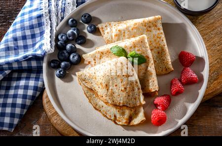 Une assiette de crêpes polonaises faites maison remplies de fromage cottage sucré Banque D'Images