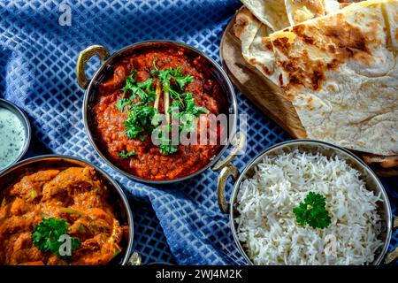 Paneer de madras chaud et masala de légumes avec riz basmati servi dans des pots de karahi indiens originaux. Banque D'Images