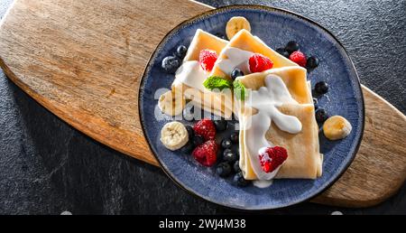 Une assiette de crêpes polonaises faites maison remplies de fromage cottage sucré Banque D'Images