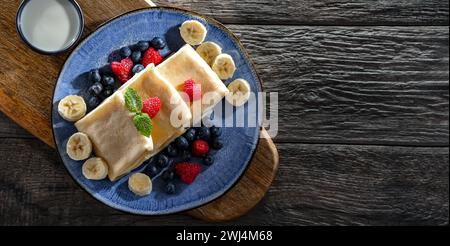 Une assiette de crêpes polonaises faites maison remplies de fromage cottage sucré Banque D'Images