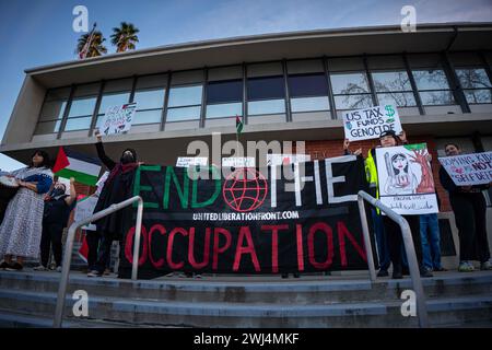 Bakersfield, Californie, États-Unis. 12 février 2024. Des membres de la communauté de Bakersfield, en Californie, ont rejoint le groupe United Liberation Front basé dans la vallée centrale le 12 février 2024, pour une manifestation d'urgence destinée à sensibiliser les FDI au bombardement ciblé de Rafah pendant le Super Bowl LVIII. Rafah est devenu le dernier refuge pour le peuple palestinien assiégé à Gaza. (Crédit image : © Jake Lee Green/ZUMA Press Wire) USAGE ÉDITORIAL SEULEMENT! Non destiné à UN USAGE commercial ! Banque D'Images