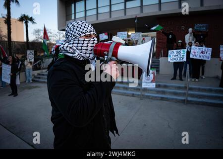 Bakersfield, Californie, États-Unis. 12 février 2024. Un homme mène des chants condamnant le président Biden le 12 février 2024, à Bakersfield, en Californie, lors d'une manifestation d'urgence destinée à sensibiliser au bombardement ciblé de Rafah par Tsahal lors du Super Bowl LVIII. La ville de Rafah est devenue le dernier refuge du peuple palestinien assiégé à Gaza. (Crédit image : © Jake Lee Green/ZUMA Press Wire) USAGE ÉDITORIAL SEULEMENT! Non destiné à UN USAGE commercial ! Banque D'Images