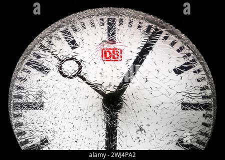 Verre brisé sur une horloge de gare la nuit, détail, Witten, Rhénanie du Nord-Westphalie, Allemagne Banque D'Images