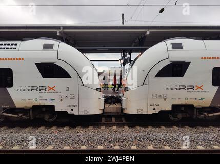 Deux wagons face à face avec vue sur la gare principale, Witten, Allemagne, Europe Banque D'Images